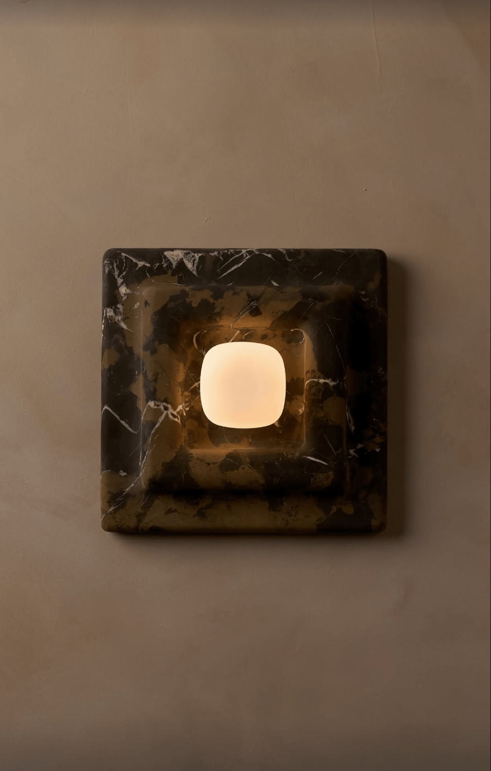 Ziv wandlamp met vierkante lagen van heatherhout en marmer