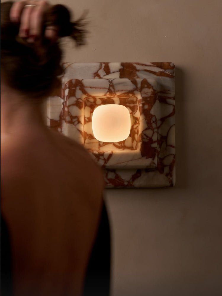 Ziv wandlamp met vierkante lagen van heatherhout en marmer