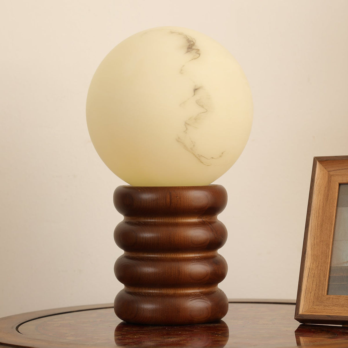 Novar Houten eigentijdse tafellamp in Contemporaine Stijl