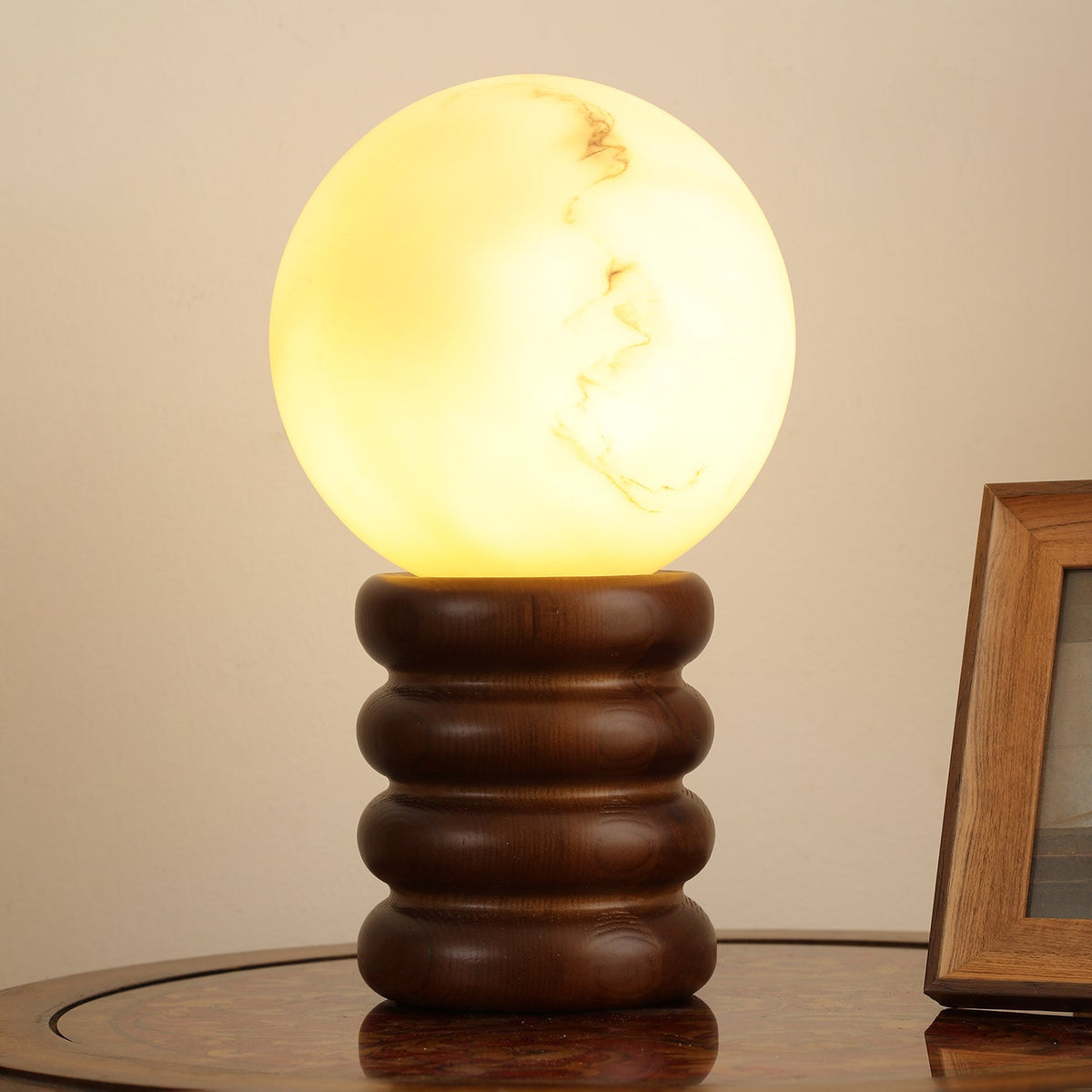 Novar Houten eigentijdse tafellamp in Contemporaine Stijl