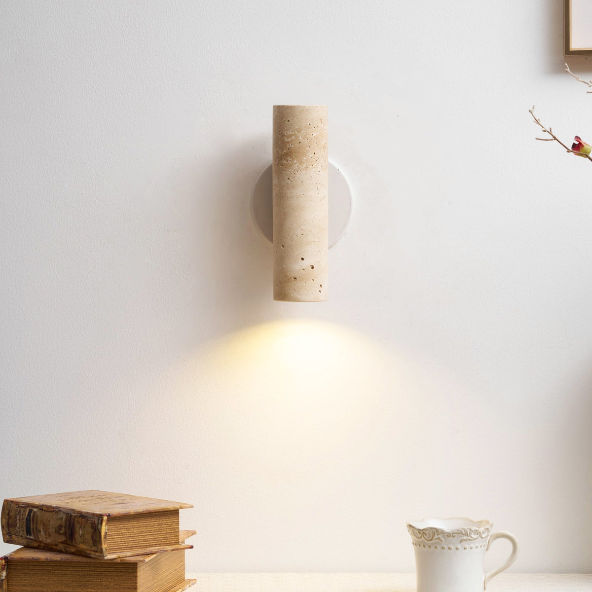 Nula cilindervormige wandlamp van travertin en walnoot