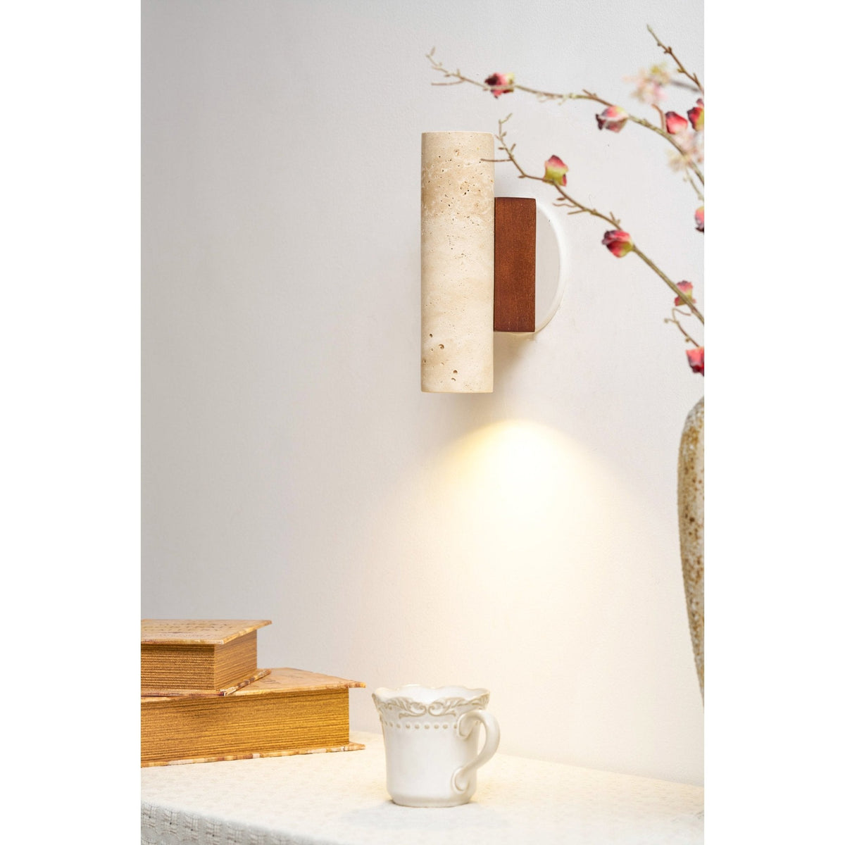 Nula cilindervormige wandlamp van travertin en walnoot