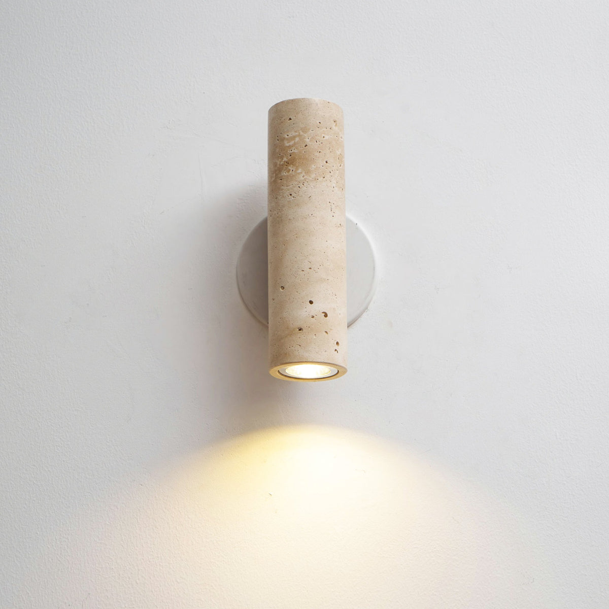 Nula cilindervormige wandlamp van travertin en walnoot