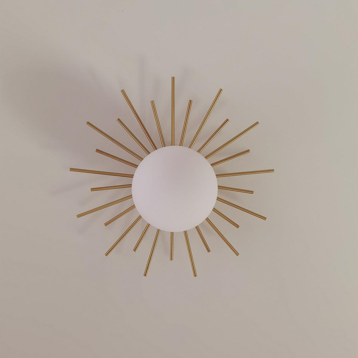 Elow moderne plafondlamp met messing stralenkrans