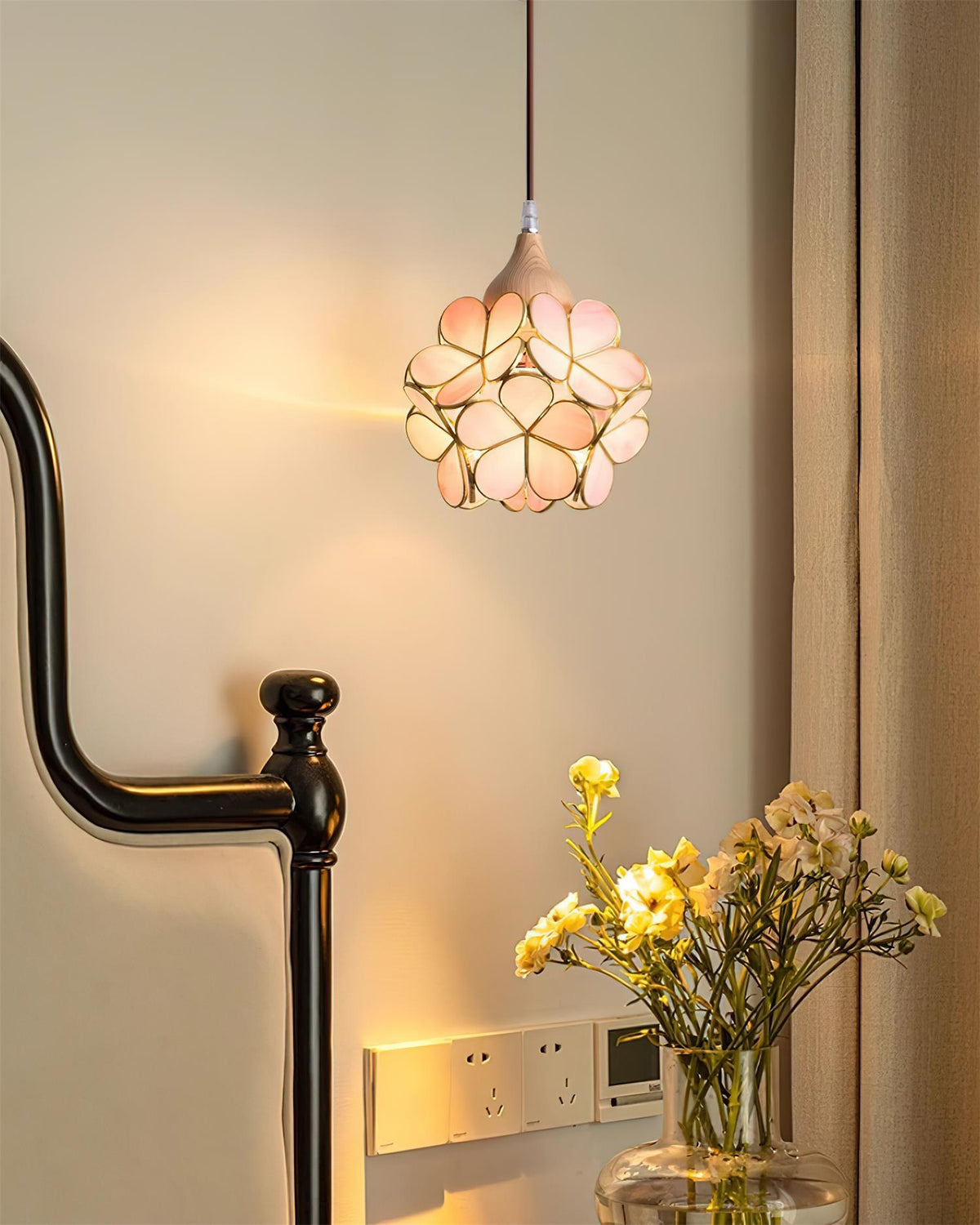 Velina hanglamp met roze bloemblaadjes