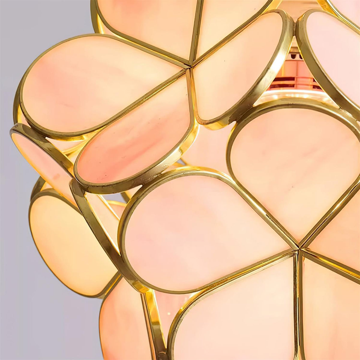 Velina hanglamp met roze bloemblaadjes