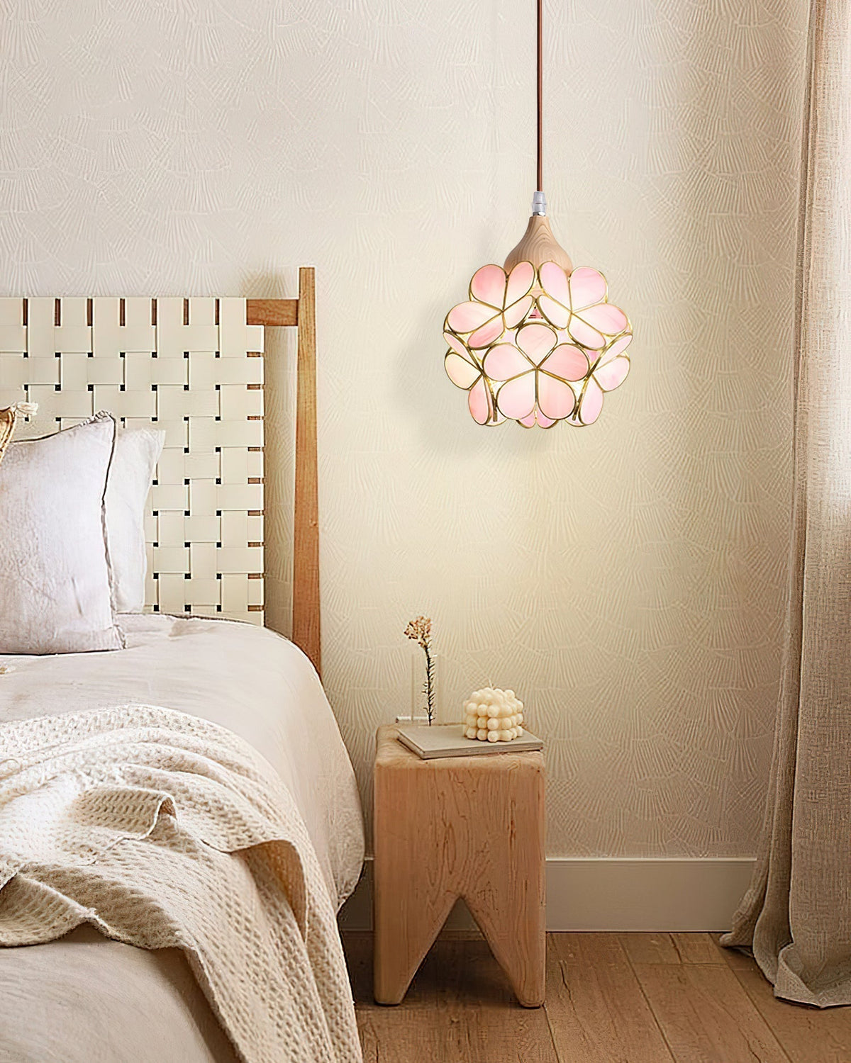 Velina hanglamp met roze bloemblaadjes
