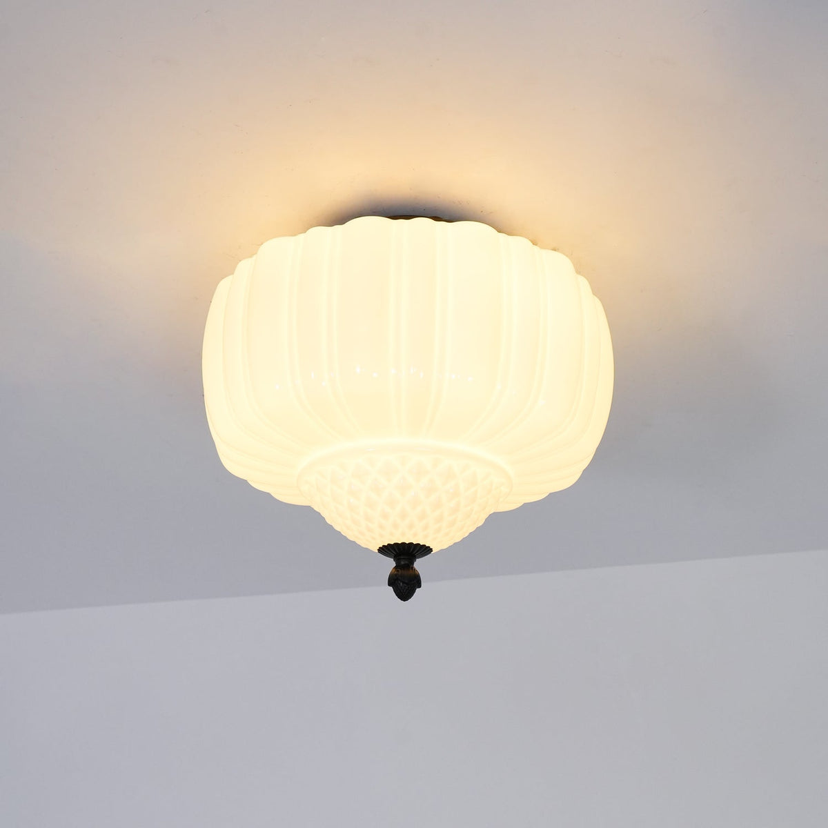Aveny plafondlamp van glas opalglas gevlinderd koepelvorm vintage