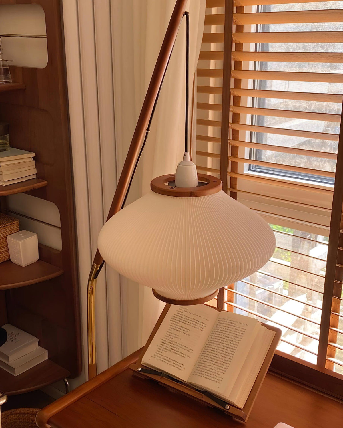 Ervenil Mid Century vloerlamp van glas van en Esenhout