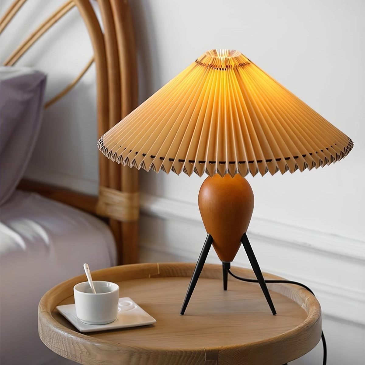 Elyse tafellamp van walnoot en beige stof in retro-stijl