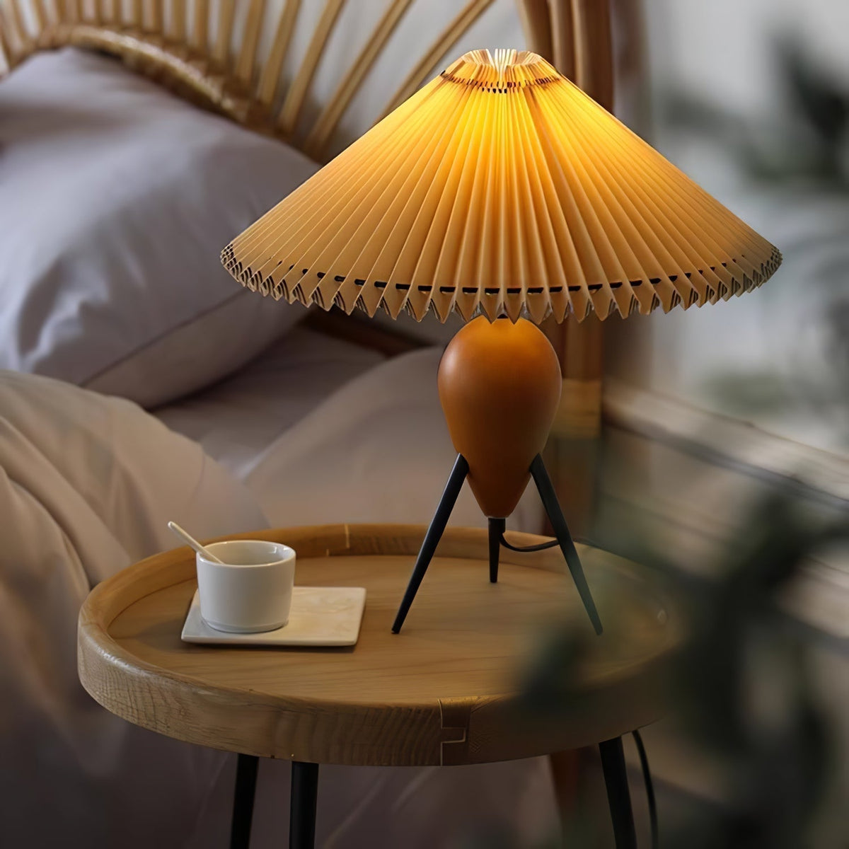 Elyse tafellamp van walnoot en beige stof in retro-stijl