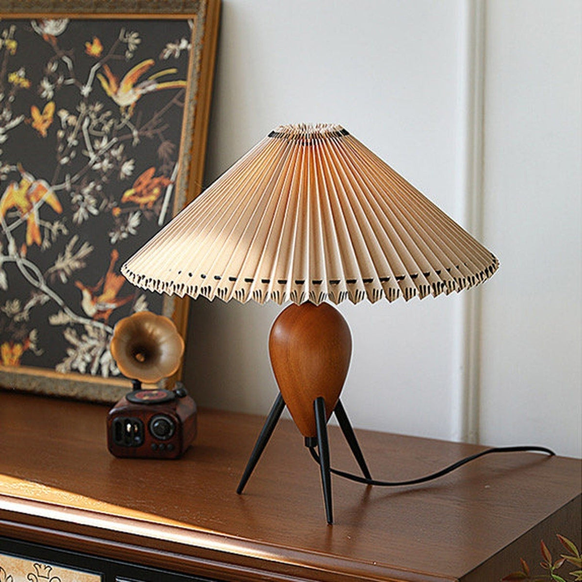 Elyse tafellamp van walnoot en beige stof in retro-stijl