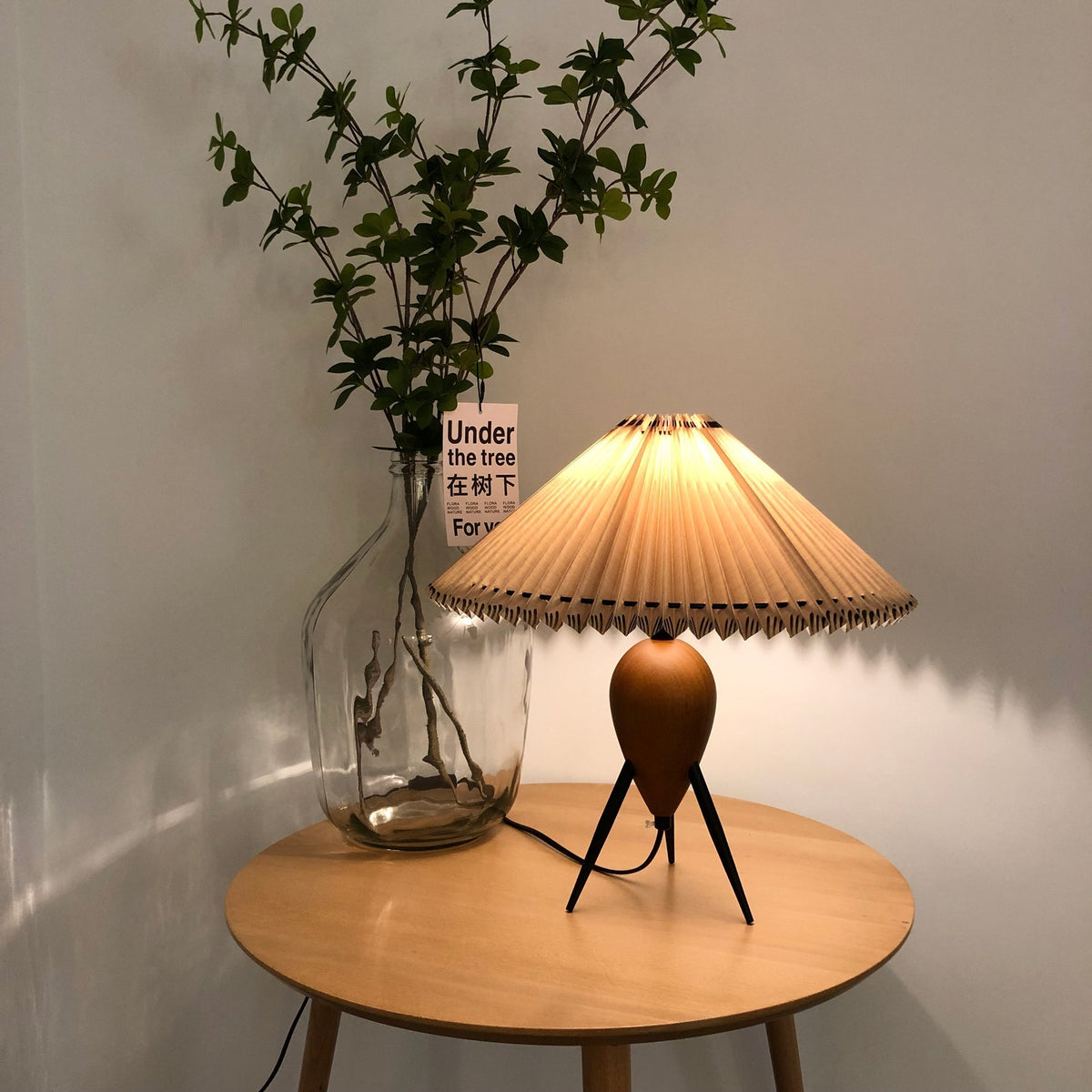 Elyse tafellamp van walnoot en beige stof in retro-stijl