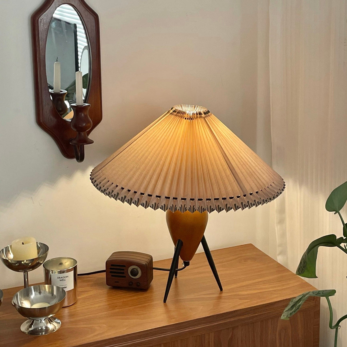 Elyse tafellamp van walnoot en beige stof in retro-stijl