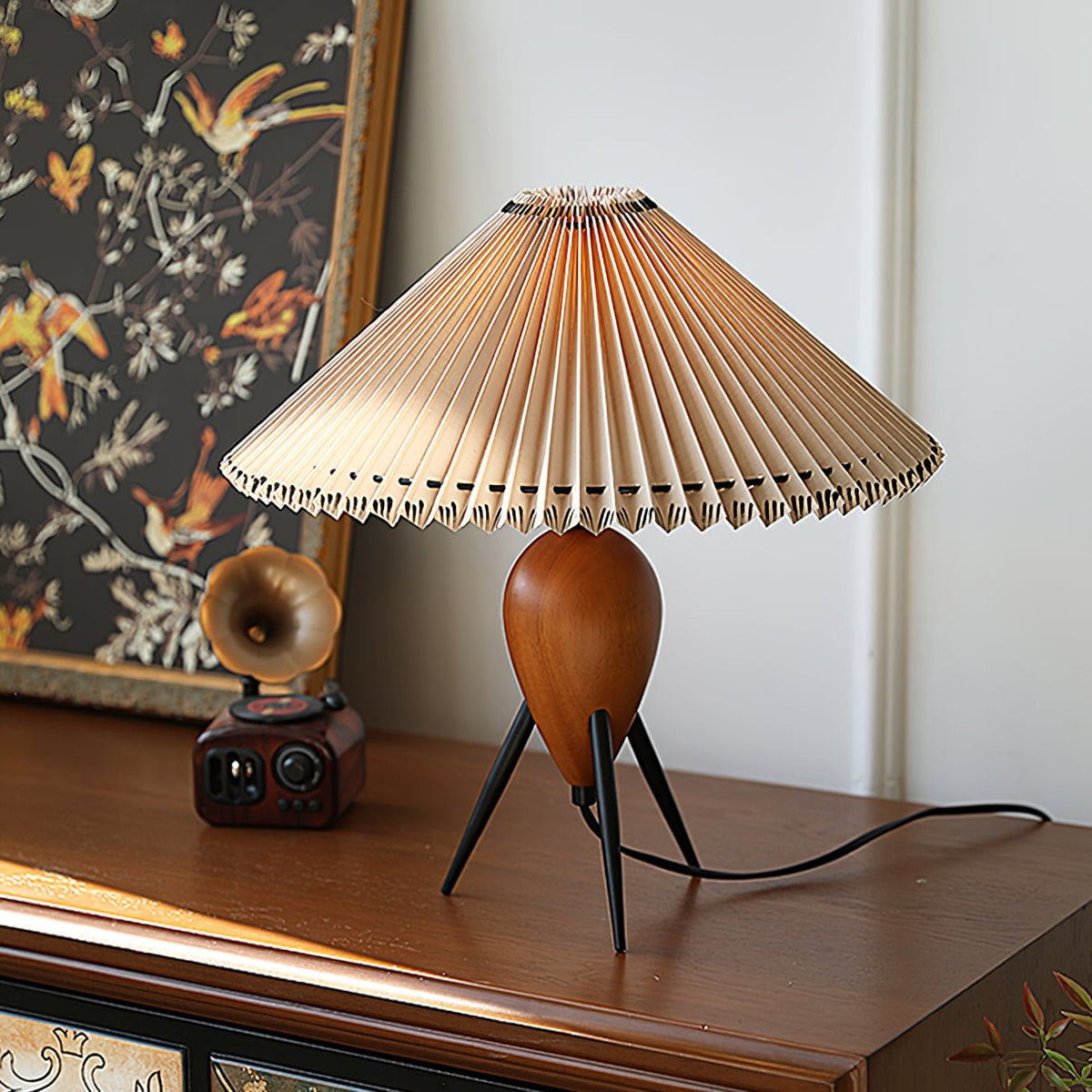 Elyse tafellamp van walnoot en beige stof in retro-stijl
