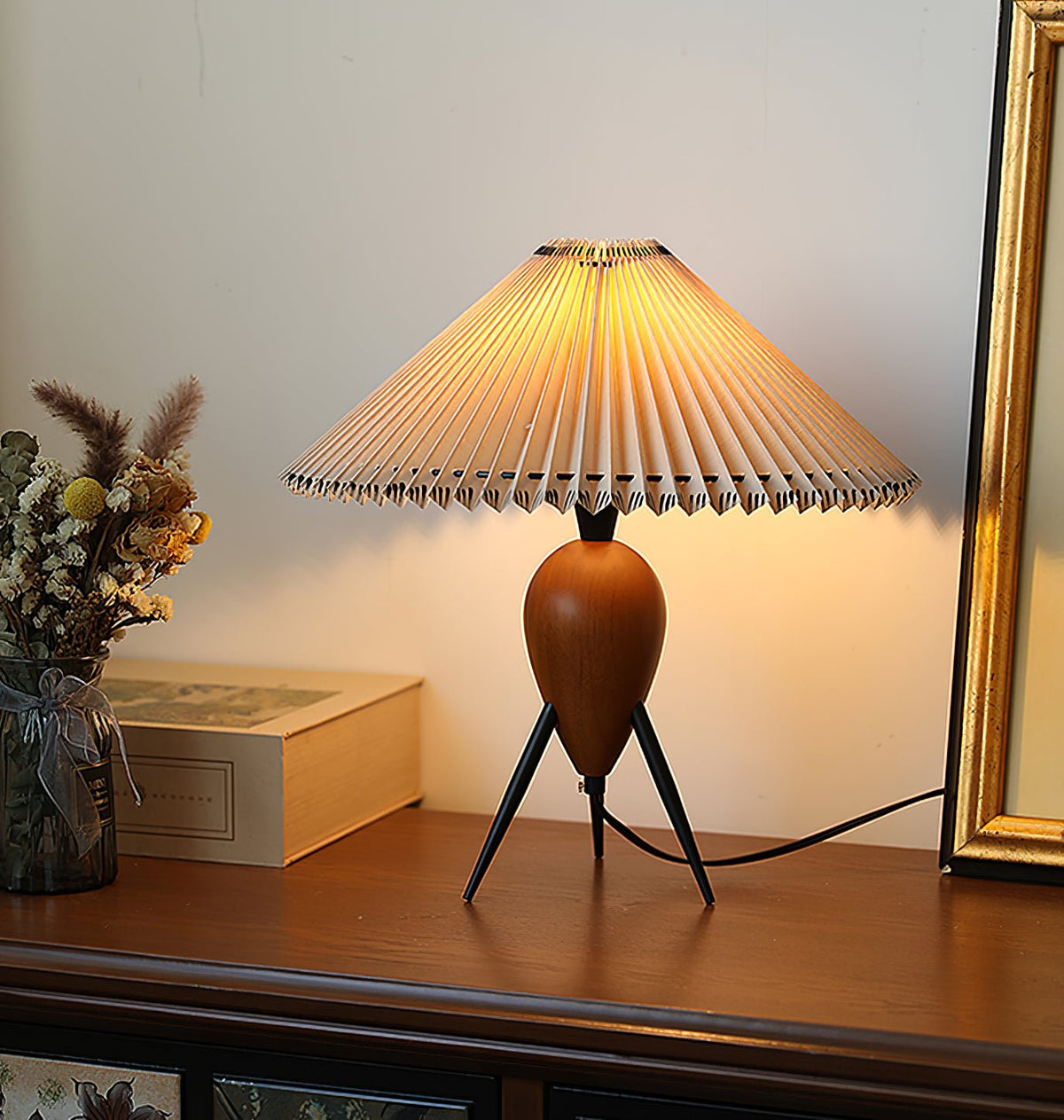 Elyse tafellamp van walnoot en beige stof in retro-stijl