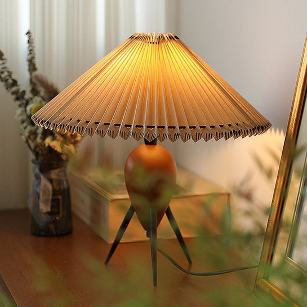 Elyse tafellamp van walnoot en beige stof in retro-stijl