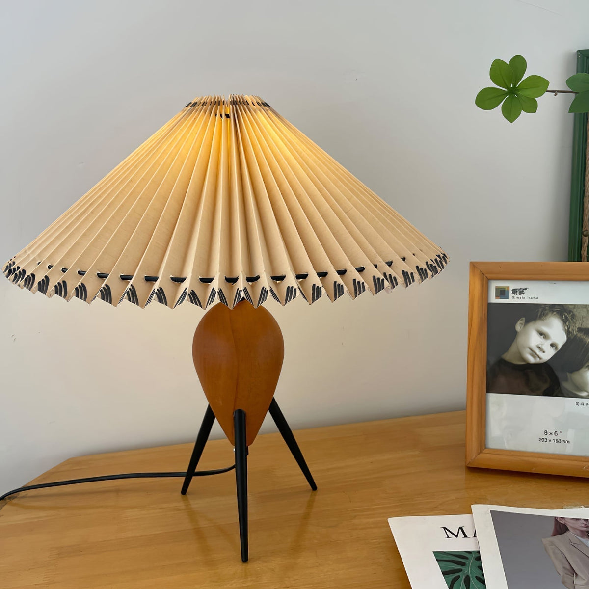 Elyse tafellamp van walnoot en beige stof in retro-stijl
