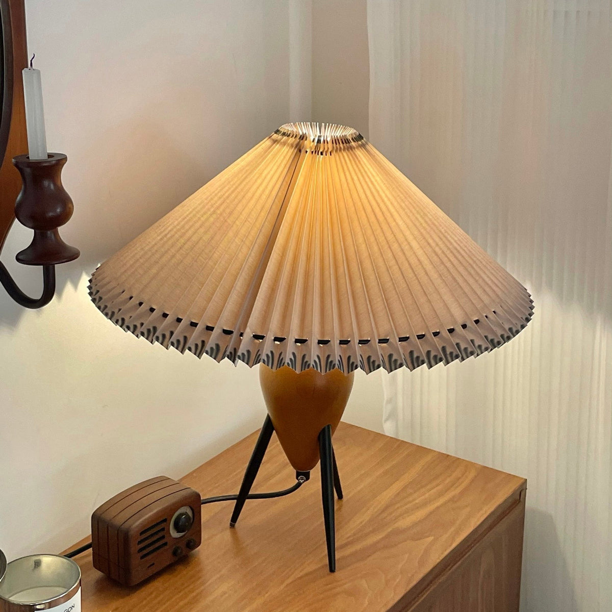 Elyse tafellamp van walnoot en beige stof in retro-stijl