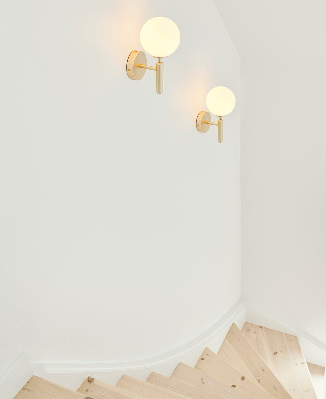 Ilirila Moderne minimalistische wandlamp van messing met glas