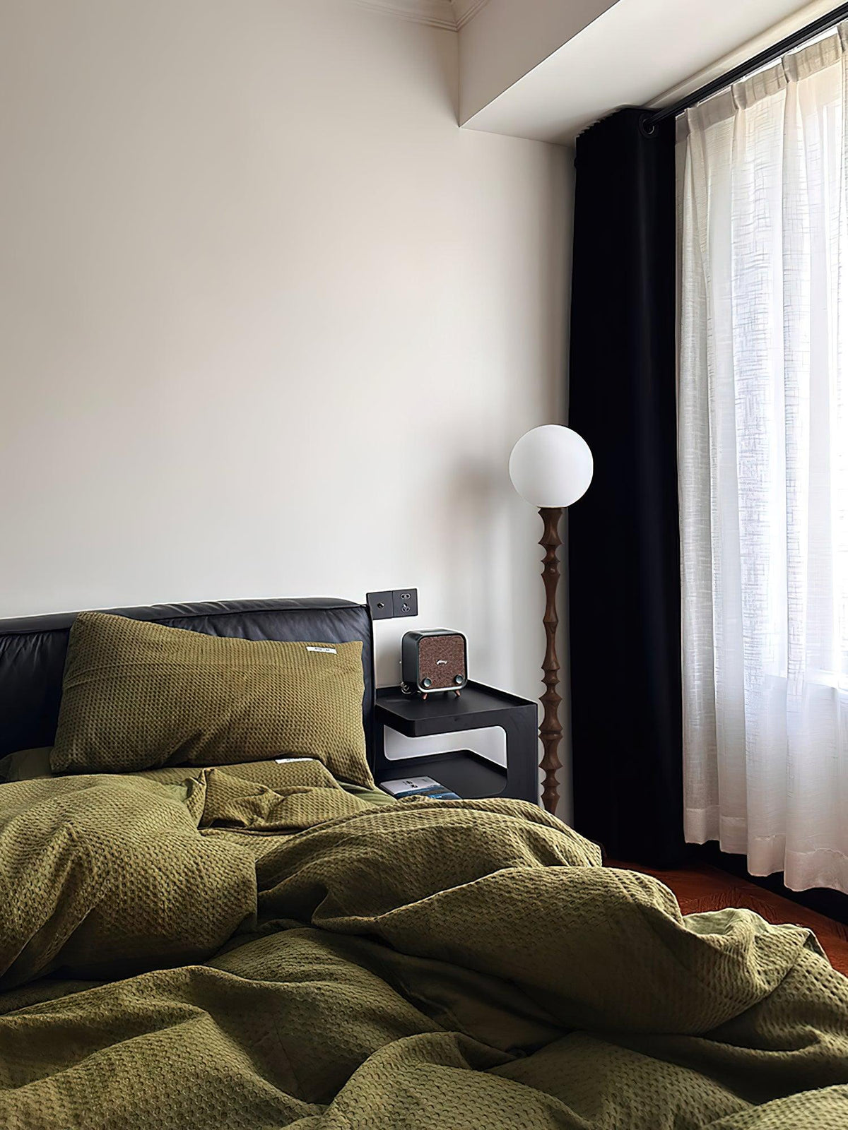 Vilten elegante vloerlamp van walnoot