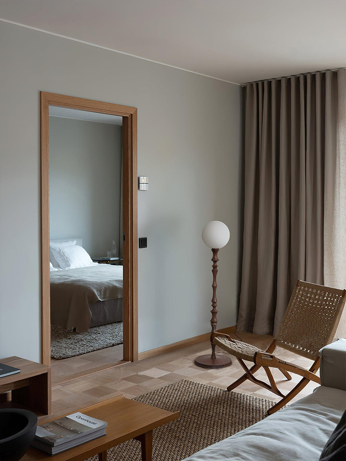 Vilten elegante vloerlamp van walnoot
