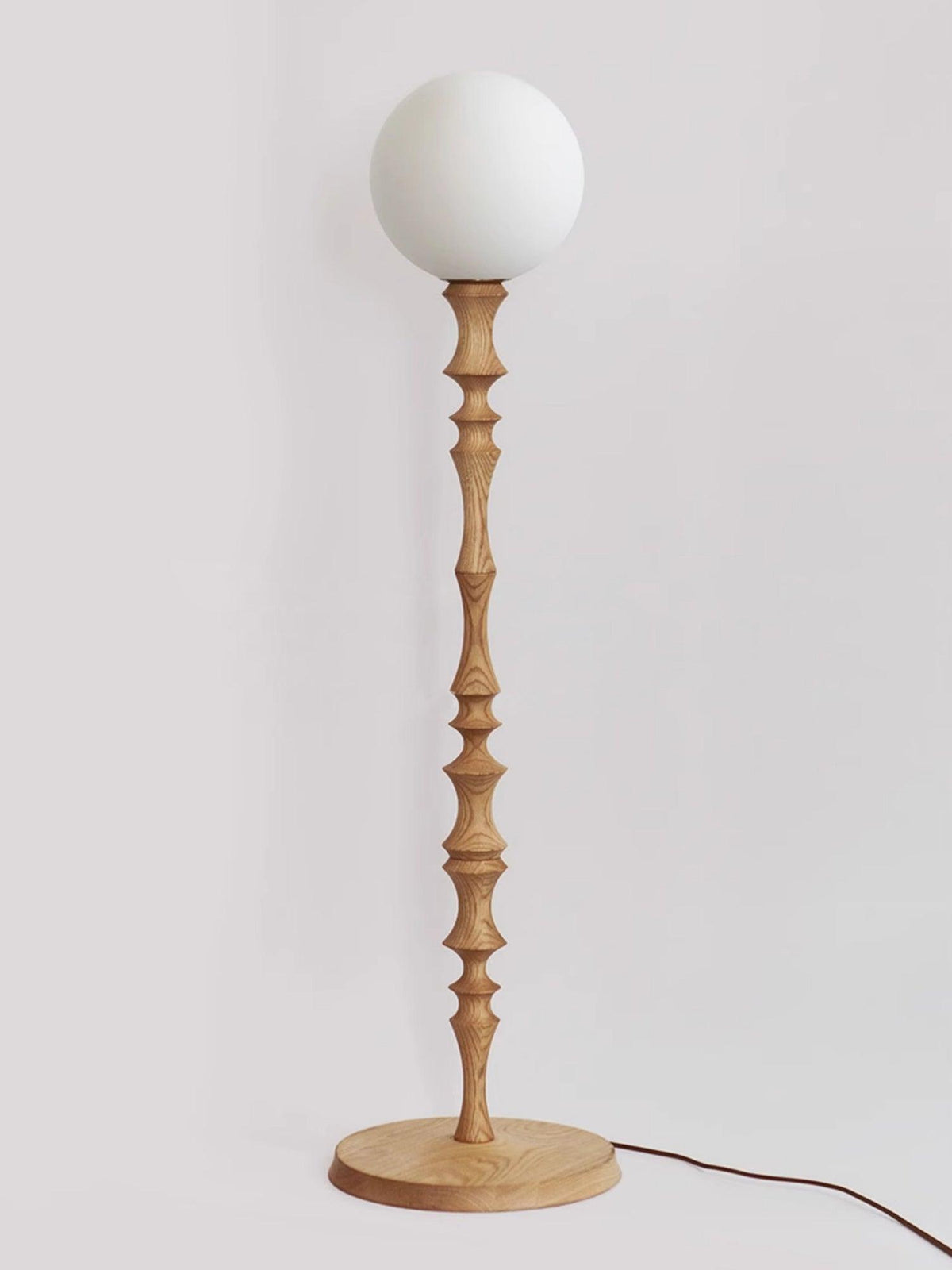 Vilten elegante vloerlamp van walnoot