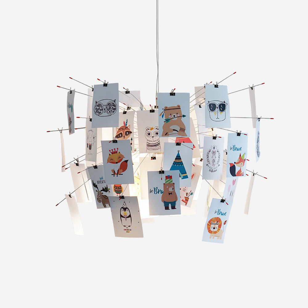 Moderne kroonluchter met kleurrijke witte kaarten en whimsisch ontwerp
