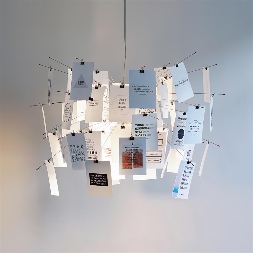 Moderne kroonluchter met kleurrijke witte kaarten en whimsisch ontwerp