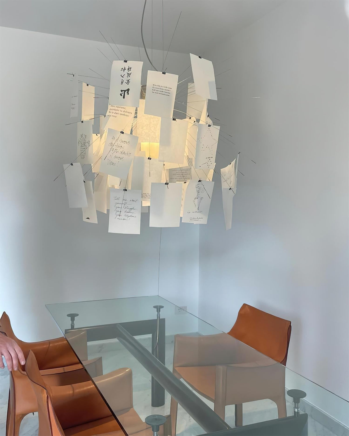 Moderne kroonluchter met kleurrijke witte kaarten en whimsisch ontwerp