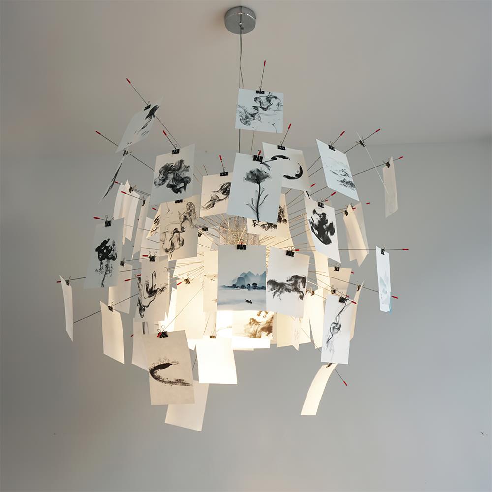 Moderne kroonluchter met kleurrijke witte kaarten en whimsisch ontwerp