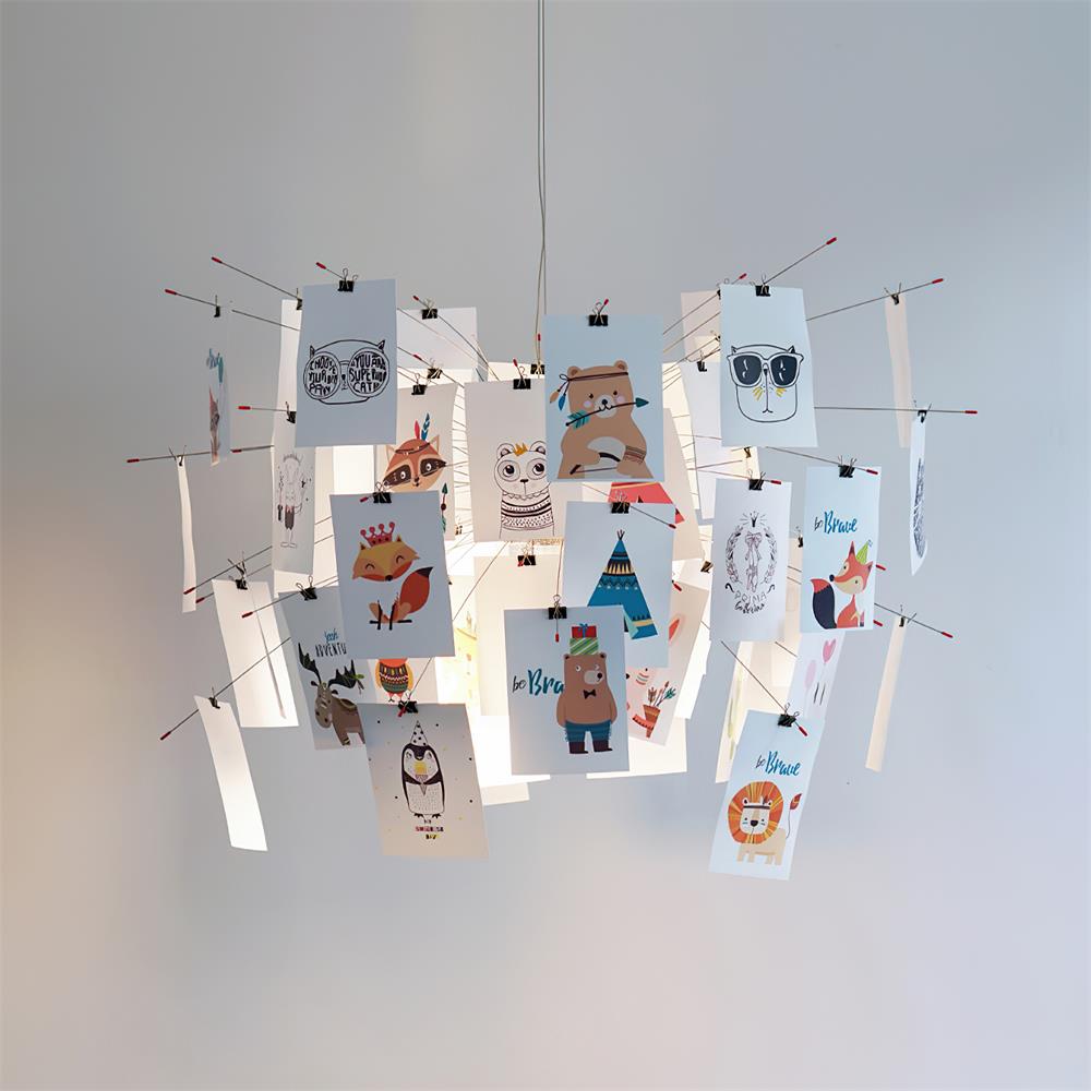 Moderne kroonluchter met kleurrijke witte kaarten en whimsisch ontwerp