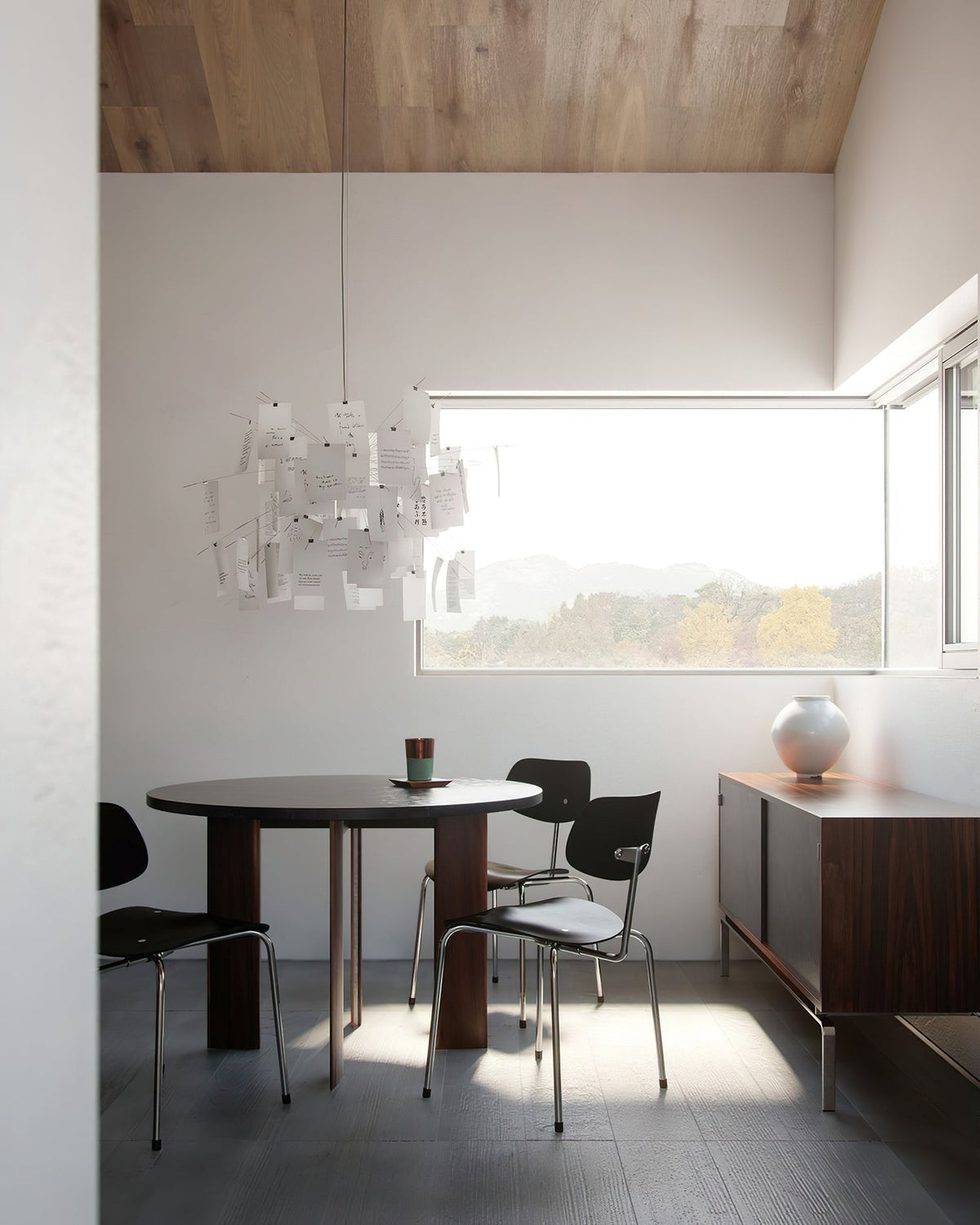 Moderne kroonluchter met kleurrijke witte kaarten en whimsisch ontwerp