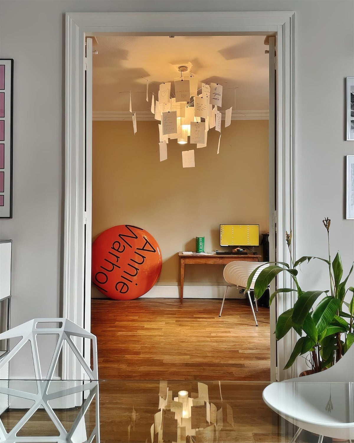 Moderne kroonluchter met kleurrijke witte kaarten en whimsisch ontwerp