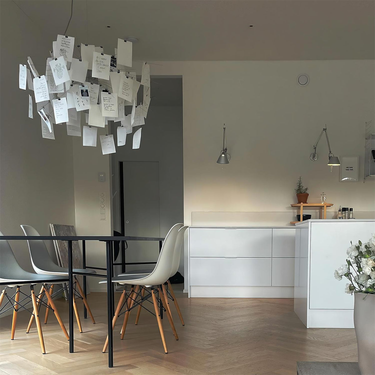 Moderne kroonluchter met kleurrijke witte kaarten en whimsisch ontwerp