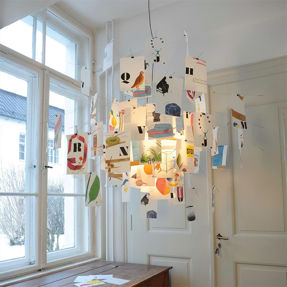 Moderne kroonluchter met kleurrijke witte kaarten en whimsisch ontwerp