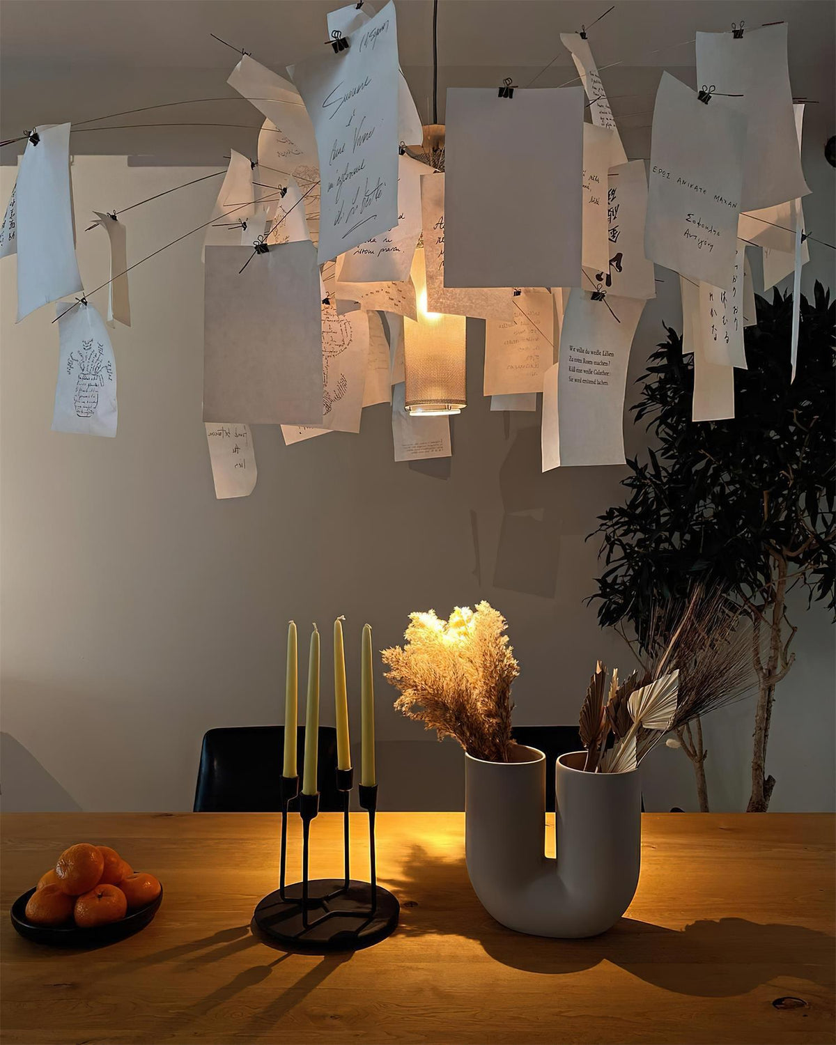 Moderne kroonluchter met kleurrijke witte kaarten en whimsisch ontwerp