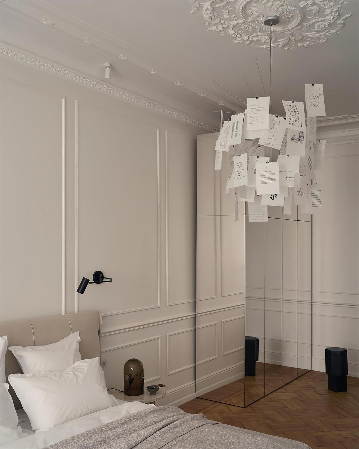 Moderne kroonluchter met kleurrijke witte kaarten en whimsisch ontwerp