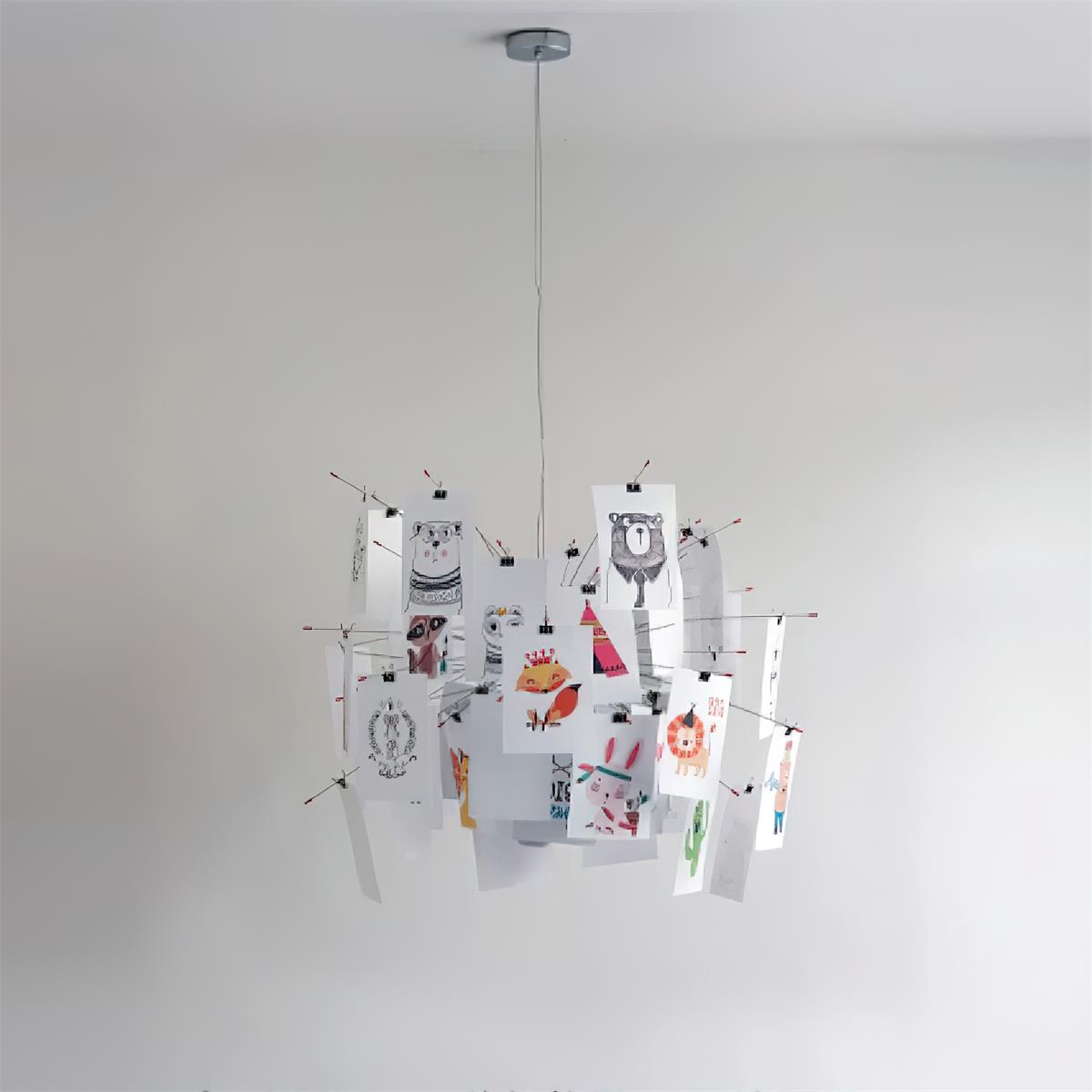 Moderne kroonluchter met kleurrijke witte kaarten en whimsisch ontwerp
