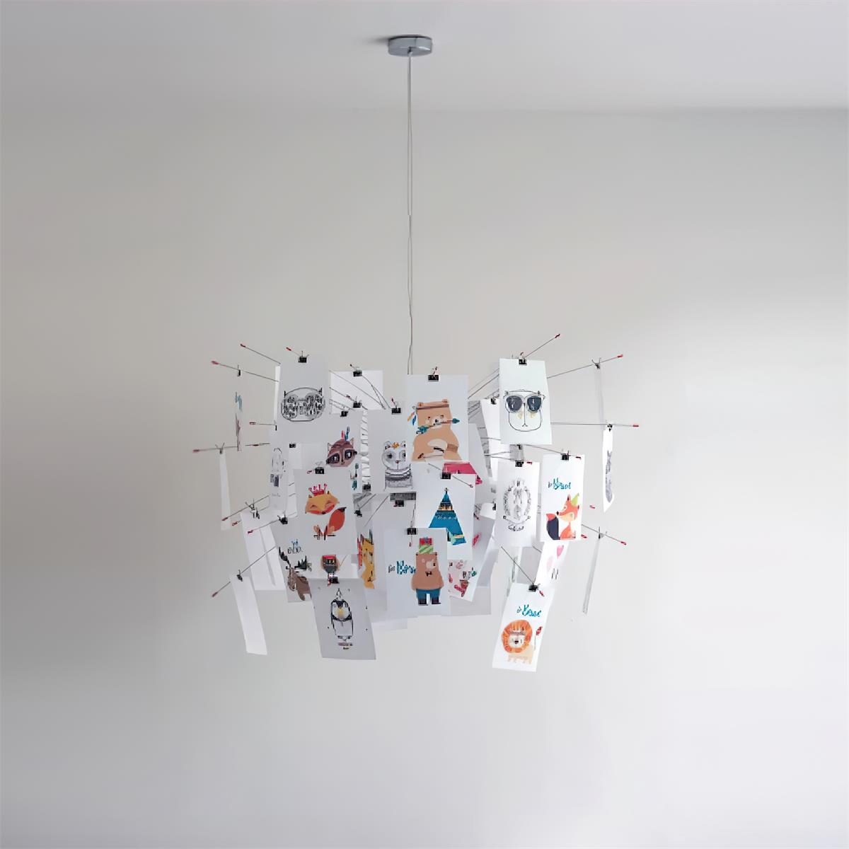 Moderne kroonluchter met kleurrijke witte kaarten en whimsisch ontwerp