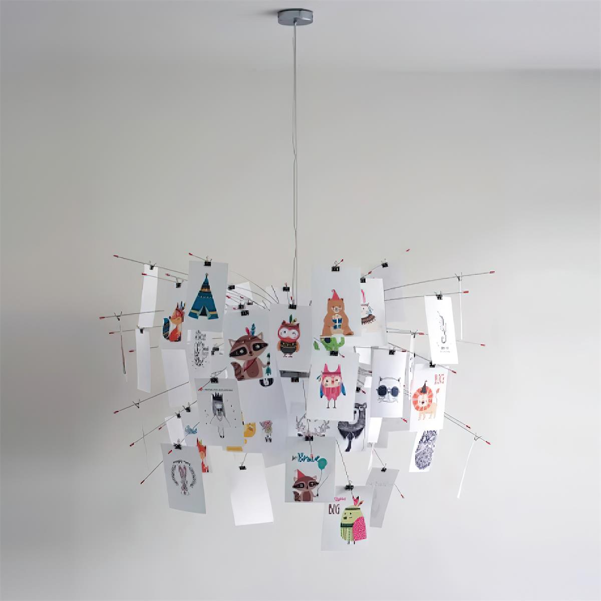Moderne kroonluchter met kleurrijke witte kaarten en whimsisch ontwerp