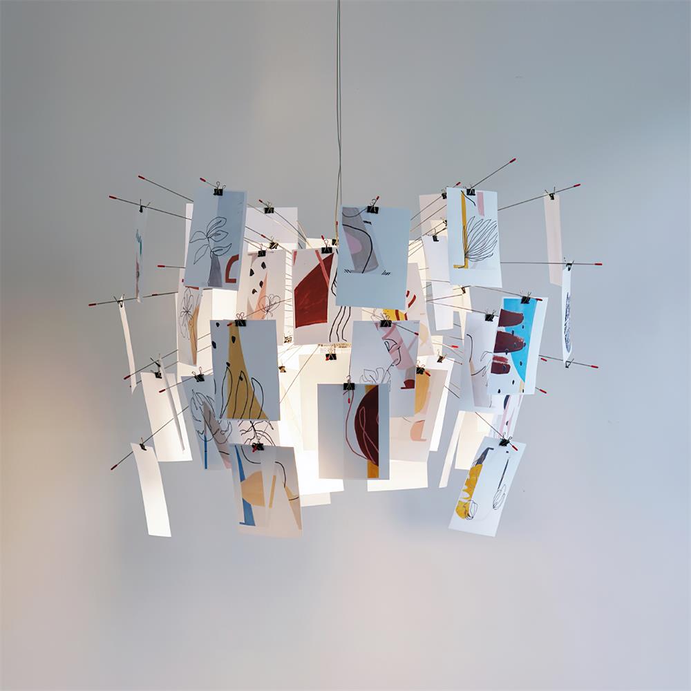Moderne kroonluchter met kleurrijke witte kaarten en whimsisch ontwerp