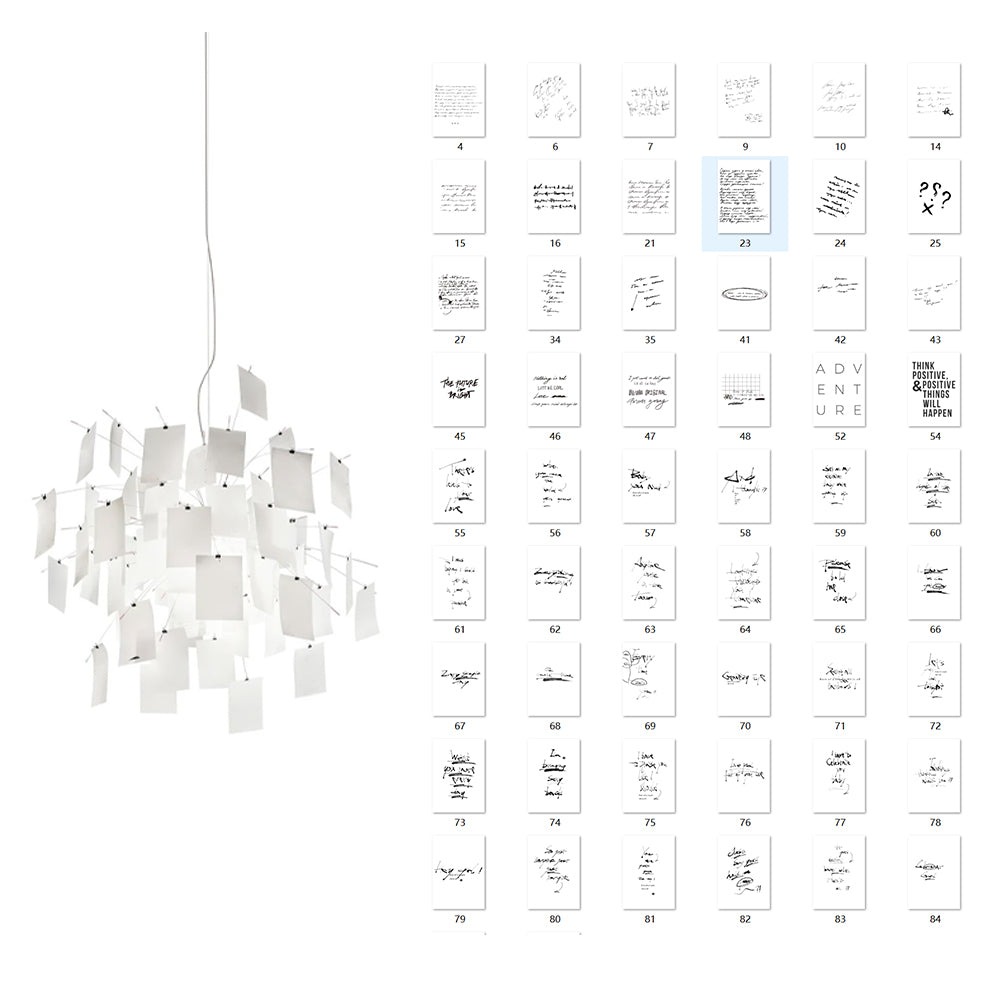 Moderne kroonluchter met kleurrijke witte kaarten en whimsisch ontwerp