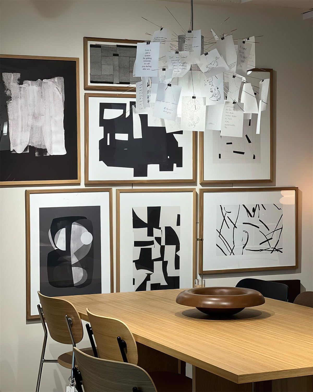 Moderne kroonluchter met kleurrijke witte kaarten en whimsisch ontwerp