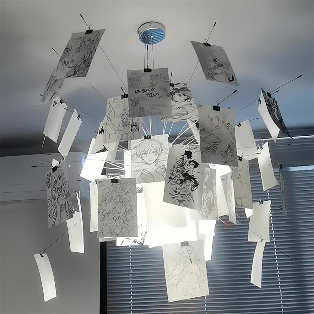 Moderne kroonluchter met kleurrijke witte kaarten en whimsisch ontwerp