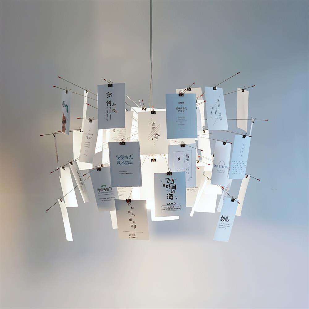 Moderne kroonluchter met kleurrijke witte kaarten en whimsisch ontwerp