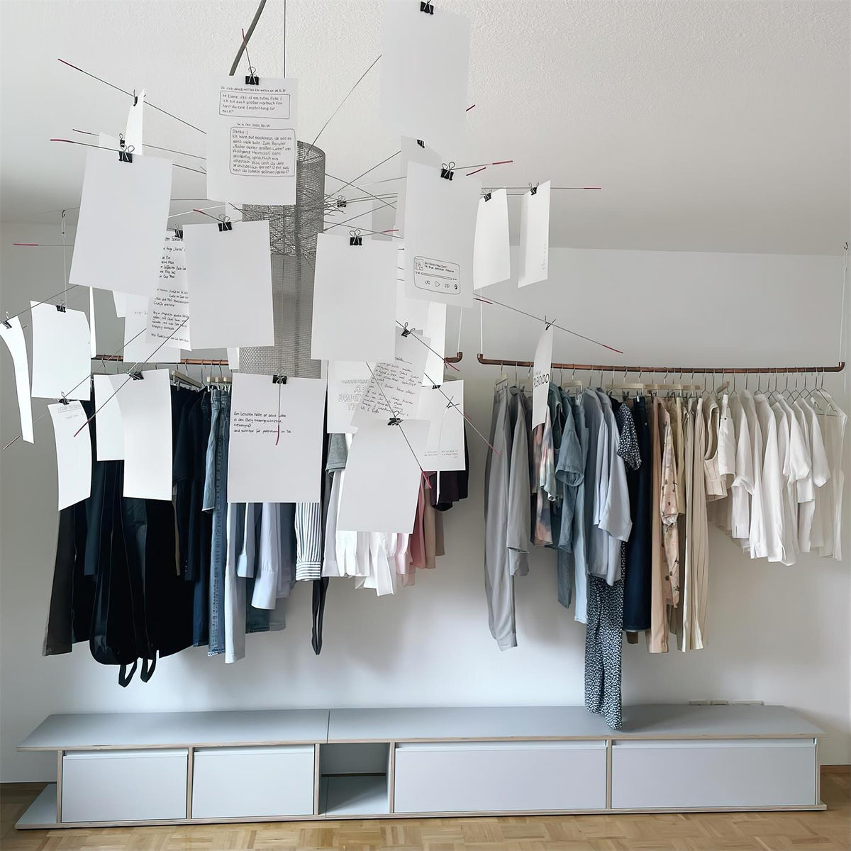 Moderne kroonluchter met kleurrijke witte kaarten en whimsisch ontwerp
