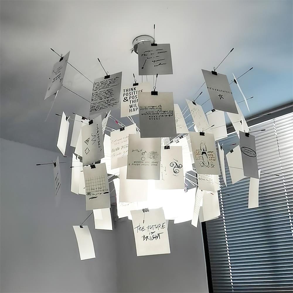 Moderne kroonluchter met kleurrijke witte kaarten en whimsisch ontwerp