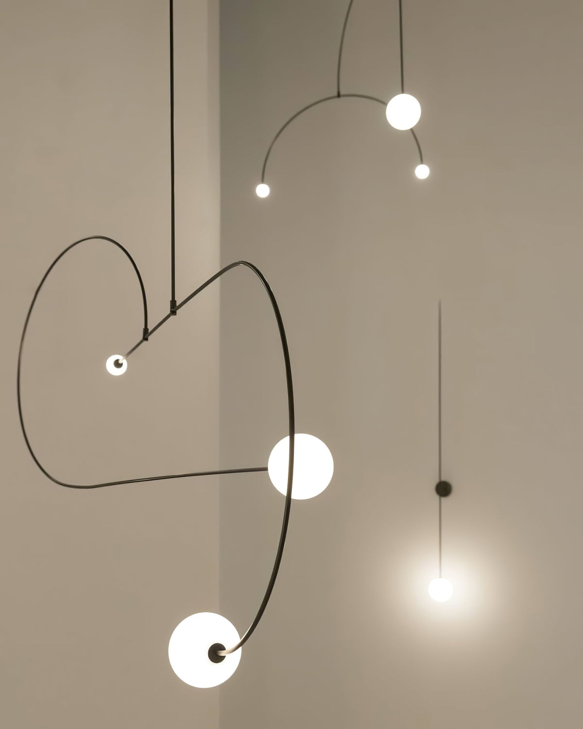 Veluelle Moderne minimalistische wandlamp met mobiele glaskogel