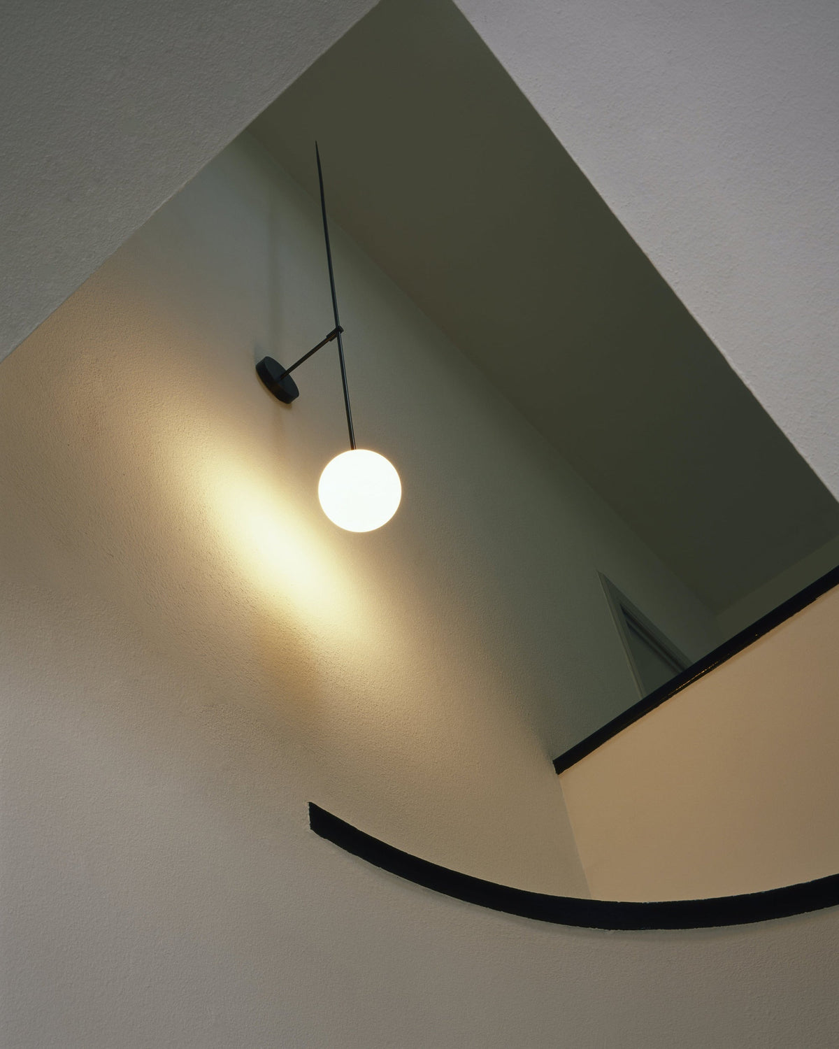 Veluelle Moderne minimalistische wandlamp met mobiele glaskogel